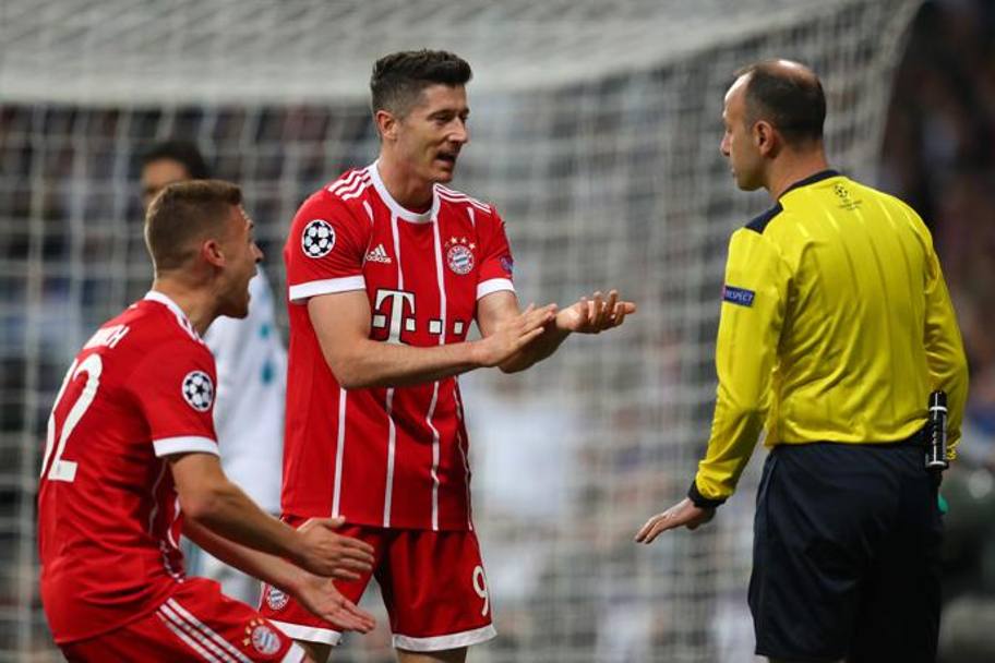 I giocatori del Bayern protestano con l&#39;arbitro per il fallo di mano in area di Marcelo e non concesso.